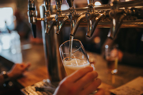biertje drinken in Damme